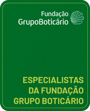 Card de fundo verde sólido com o logotipo branco da Fundação Grupo Boticário no topo e o texto centralizado 'ESPECIALISTAS DA FUNDAÇÃO GRUPO BOTICÁRIO'.
